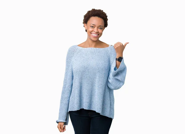 Joven Mujer Afroamericana Hermosa Usando Suéter Sobre Fondo Aislado Sonriendo — Foto de Stock