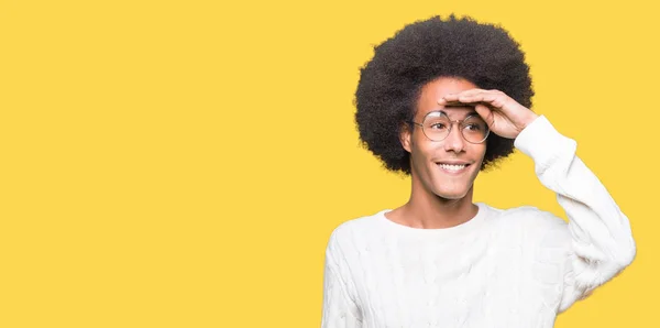 Afro Saç Ile Genç Afrikalı Amerikalı Adam Gözlük Çok Mutlu — Stok fotoğraf