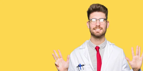 Jovem Cientista Bonito Homem Usando Óculos Mostrando Apontando Para Cima — Fotografia de Stock