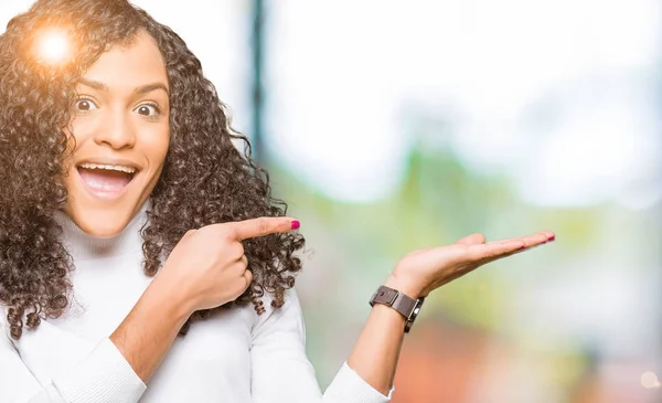 Jonge Mooie Vrouw Met Krullend Haar Dragen Coltrui Trui Verbaasd — Stockfoto