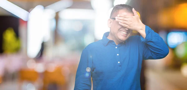 Homem Árabe Meia Idade Usando Óculos Sobre Fundo Isolado Sorrindo — Fotografia de Stock