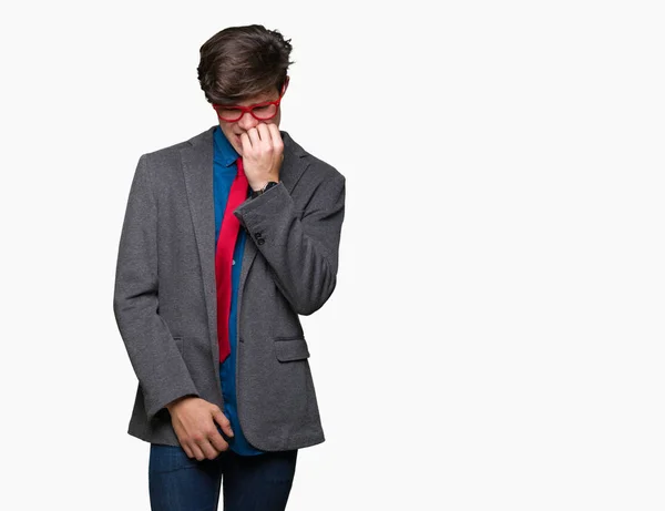 Ung Snygg Affärsman Klädd Röda Glasögon Över Isolerad Bakgrund Ser — Stockfoto