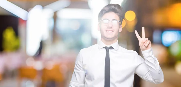 Ung Affärsman Bära Glasögon Över Isolerade Bakgrund Visar Och Pekar — Stockfoto