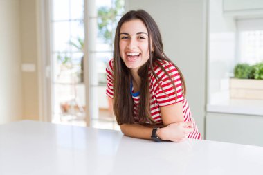 Güzel genç esmer kadın yüz gösteren büyük bir gülümseme ile kamera bakıyor neşeli gülümseyen