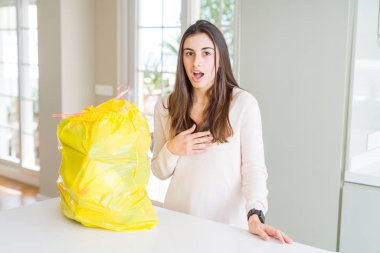 Çöp konteynerinden çöpü çıkaran güzel genç kadın korku ve şaşkınlıkla sarsıldı, korku ve heyecanlı yüz.