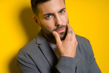 Yakışıklı delikanlı possing ve izole sarı arka plan üzerinde modelleme