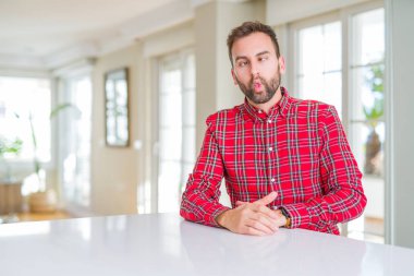 Yakışıklı adam renkli gömlek dudakları, deli ve komik jest ile balık yüz yapma giyiyor. Komik ifade.