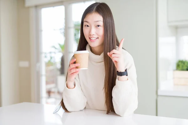 Hermosa Mujer Asiática Bebiendo Café Una Taza Papel Para Llevar —  Fotos de Stock
