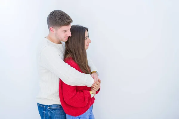 Casal Jovem Bonita Sobre Fundo Isolado Branco Olhando Para Lado — Fotografia de Stock