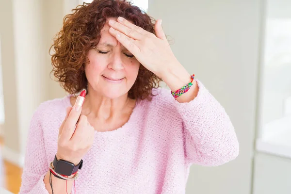 Ανώτερη Γυναίκα Που Εφαρμόζει Κόκκινο Κραγιόν Στα Χείλη Τόνισε Χέρι — Φωτογραφία Αρχείου