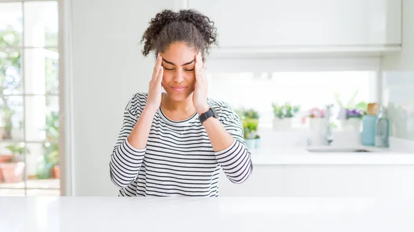 Hermosa Mujer Afroamericana Con Cabello Afro Usando Suéter Rayas Casual —  Fotos de Stock