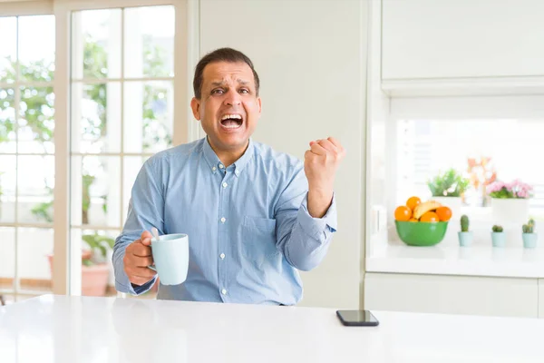 Hombre Negocios Mediana Edad Bebiendo Café Por Mañana Casa Gritando —  Fotos de Stock