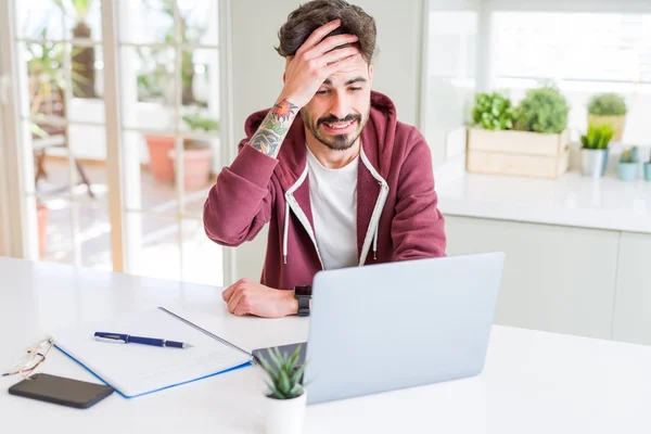 Junger Student Mit Laptop Und Notizbuch Gestresst Mit Der Hand — Stockfoto