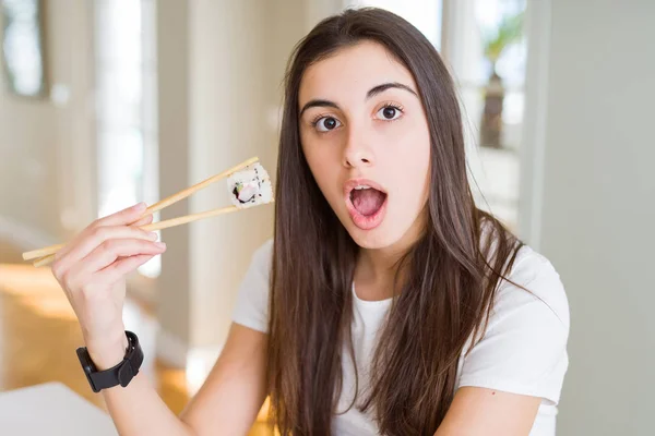 Hermosa Joven Comiendo Sushi Asiático Usando Palillos Asustados Shock Con — Foto de Stock