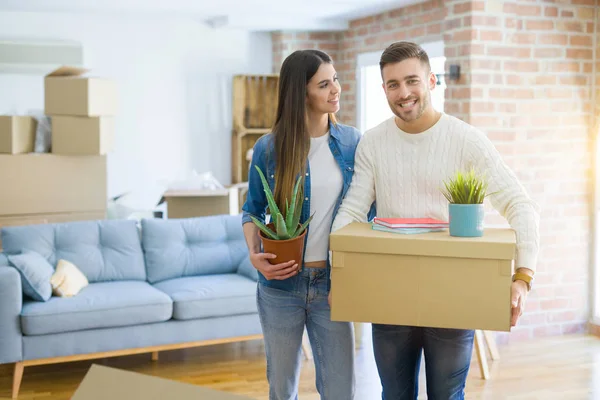 Belo Jovem Casal Mudando Para Uma Nova Casa Sorrindo Feliz — Fotografia de Stock