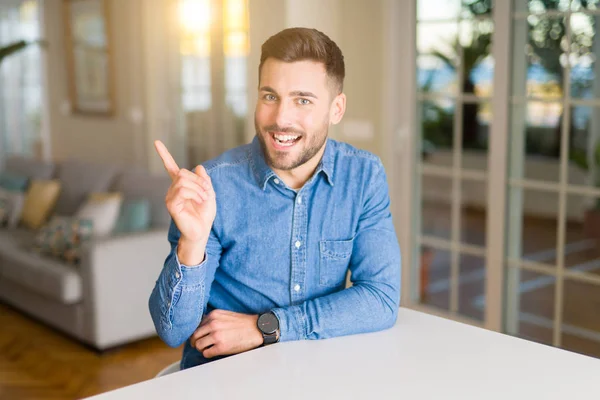 Joven Hombre Guapo Casa Muy Feliz Señalando Con Mano Dedo — Foto de Stock