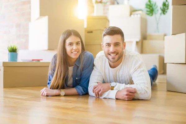 Junges Schönes Paar Auf Dem Boden Des Neuen Hauses Liegend — Stockfoto