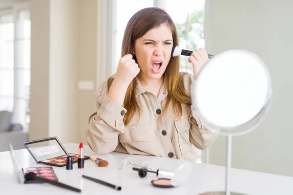 Beautiful Young Woman Using Make Cosmetics Applying Color Using Brush — Stock Photo, Image