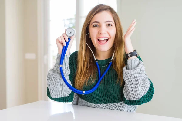Schöne Junge Frau Überprüft Gesundheit Mit Stethoskop Sehr Glücklich Und — Stockfoto