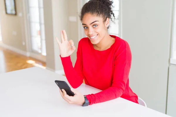 Ung Afrikansk Amerikansk Kvinna Som Använder Smartphone Textning Ett Meddelande — Stockfoto