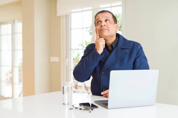 Hombre Negocios Mediana Edad Que Trabaja Usando Ordenador Portátil Con — Foto de Stock