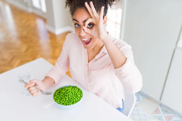 Young African American Girl Eating Healthy Green Peas Happy Face — ストック写真