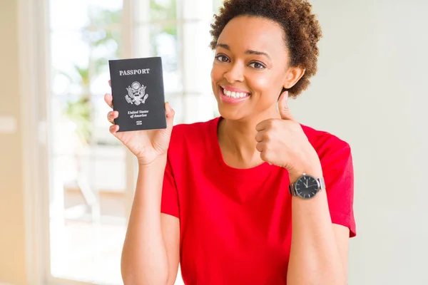 Joven Afroamericana Mujer Con Pasaporte Los Estados Unidos América Feliz — Foto de Stock