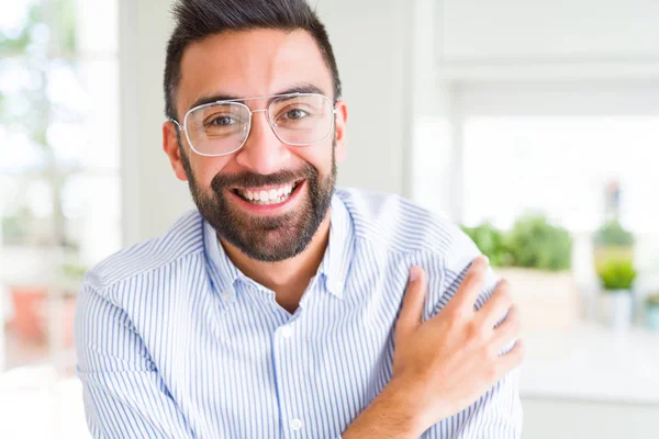 Bonito homem de negócios vestindo óculos e sorrindo alegre com — Fotografia de Stock
