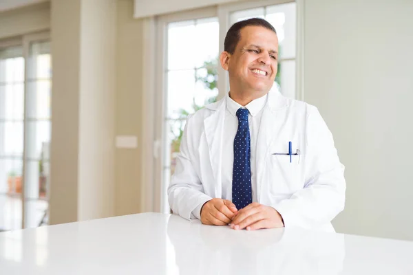 Medico Mezza Età Che Indossa Cappotto Medico Alla Clinica Guardando — Foto Stock