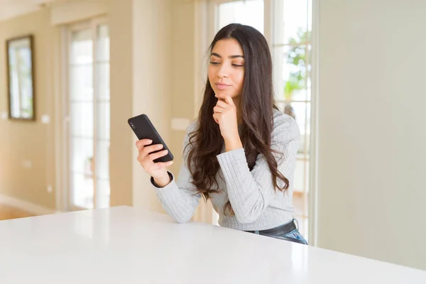Jovem Mulher Usando Smartphone Enviando Uma Mensagem Rosto Sério Pensando — Fotografia de Stock