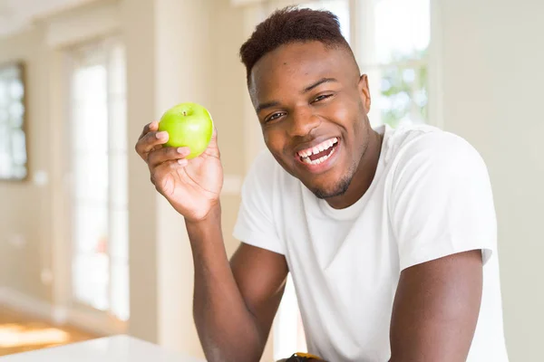 Jovem Afro Americano Comendo Uma Maçã Verde Saudável — Fotografia de Stock