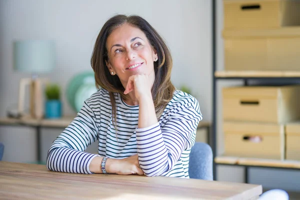 Mujer Mayor Mediana Edad Sentada Mesa Casa Con Mano Barbilla —  Fotos de Stock