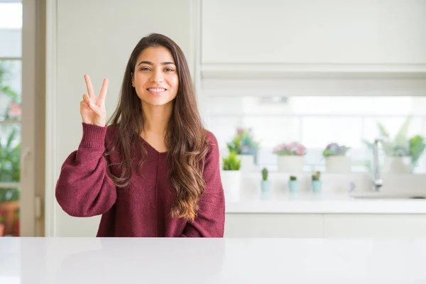 Ung Vacker Kvinna Hemma Visar Och Pekar Uppåt Med Fingrar — Stockfoto