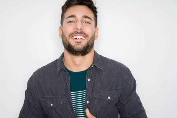 Joven Hombre Guapo Posando Modelando Sobre Fondo Gris Aislado —  Fotos de Stock