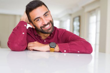 Yakışıklı adam, büyük bir gülümseme ile yüz gösteren neşeli gülümseyen