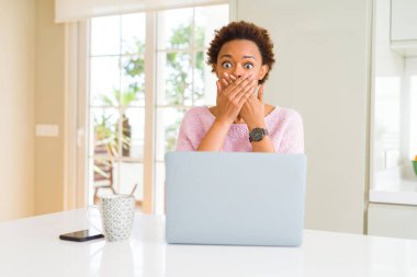 Bilgisayar dizüstü eller için hata ile ağız kapsayan şok kullanarak çalışan genç Afro-Amerikan kadın. Gizli kavramı.