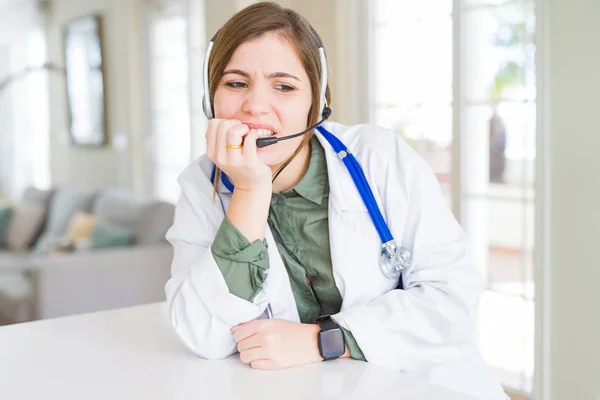 Bella Giovane Donna Medico Indossa Auricolare Cercando Stressato Nervoso Con — Foto Stock