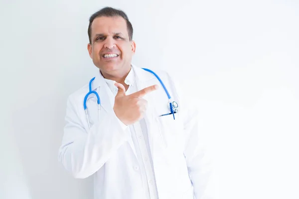 Középkorú Orvos Férfi Visel Sztetoszkópot Orvosi Kabát Alatt Fehér Háttér — Stock Fotó