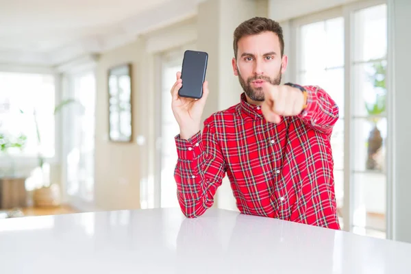 Przystojny Mężczyzna Pokazując Ekran Smartfona Wskazując Palcem Aparatu Ciebie Znak — Zdjęcie stockowe