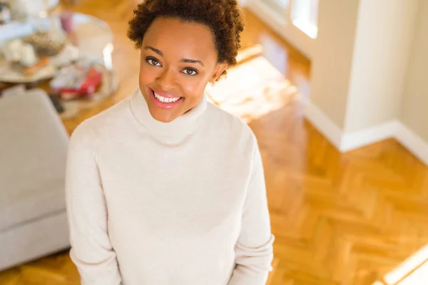 Mooie Jonge Afro Amerikaanse Vrouw Die Lacht Zelfverzekerd Naar Camera — Stockfoto