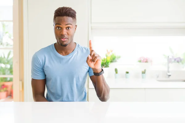 Красивий Афроамериканець Людина Носить Випадкові Футболки Вдома Показуючи Вказуючи Пальцем — стокове фото