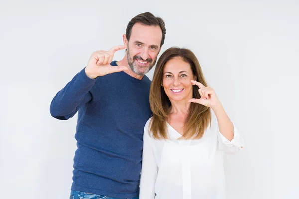 Belo Casal Meia Idade Amor Sobre Fundo Isolado Sorrindo Gestos — Fotografia de Stock