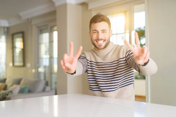 Jonge Knappe Man Thuis Glimlachend Naar Camera Kijkend Met Vingers — Stockfoto