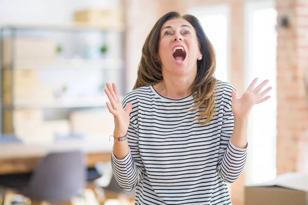 Hermosa Mujer Mediana Edad Pie Loca Loca Gritando Gritando Con — Foto de Stock