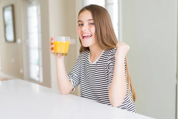 Красива Молода Дівчинка Випиває Склянку Свіжого Апельсинового Соку Кричить Гордо — стокове фото
