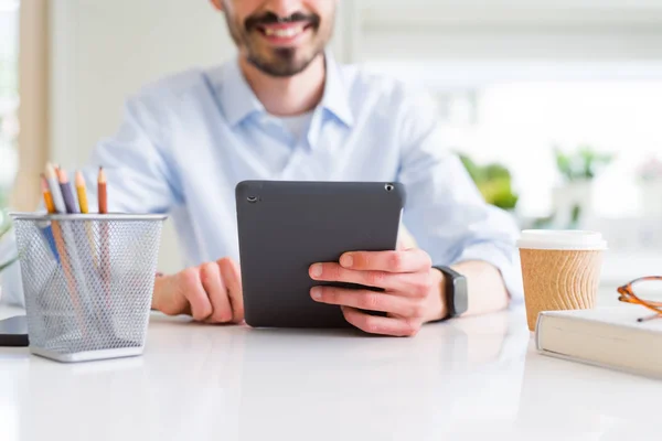 Close-up van Business man werken met behulp van touchpad Tablet — Stockfoto
