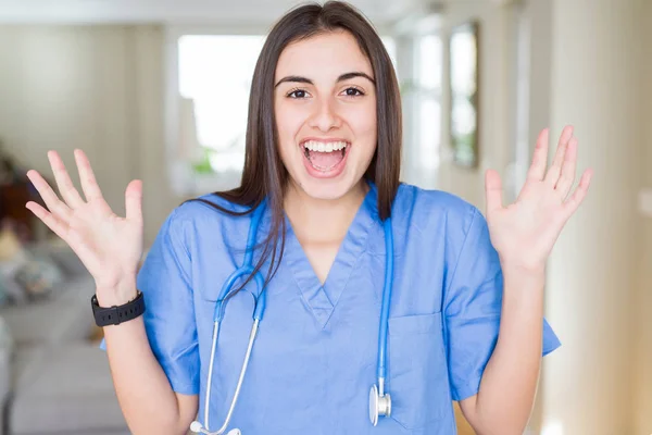 Vacker Ungsjuksköterska Kvinna Klädd Uniform Och Stetoskop Kliniken Firar Galen — Stockfoto