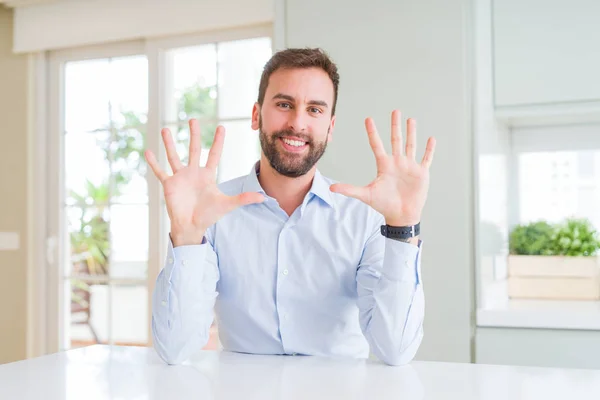 Hombre Negocios Guapo Mostrando Apuntando Hacia Arriba Con Los Dedos — Foto de Stock