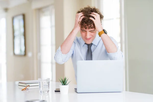 Joven Hombre Negocios Que Trabaja Con Computadora Portátil Oficina Que —  Fotos de Stock