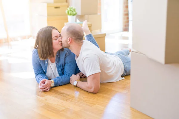 Junges Verliebtes Paar Liegt Auf Dem Boden Des Neuen Hauses — Stockfoto